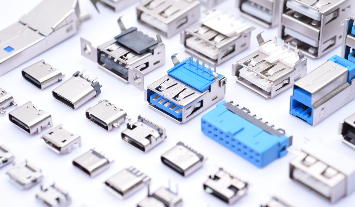 Diferentes tipos de conectores USB alinhados para mostrar as suas formas e tamanhos.