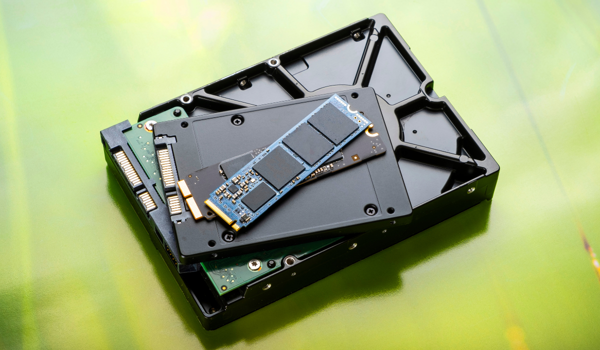 Comparação gráfica entre um disco NVMe M.2 e um SSD SATA de 2,5 polegadas