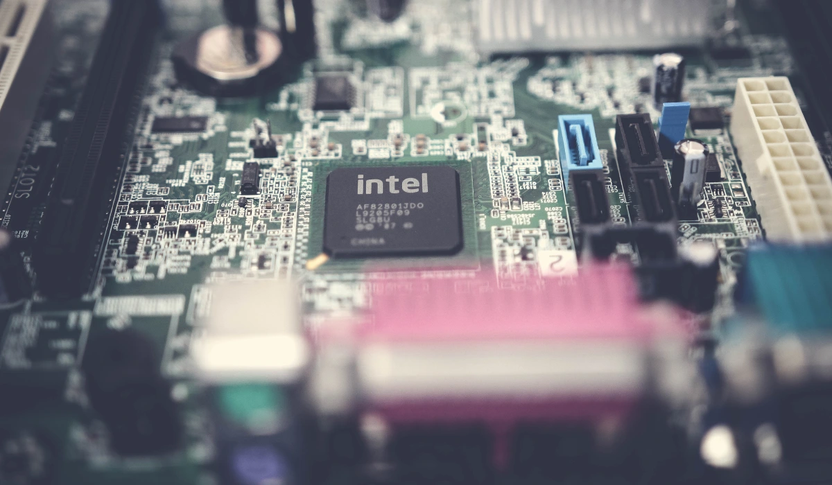 Logótipos do Windows 11, Intel e AMD mostrando a compatibilidade dos processadores