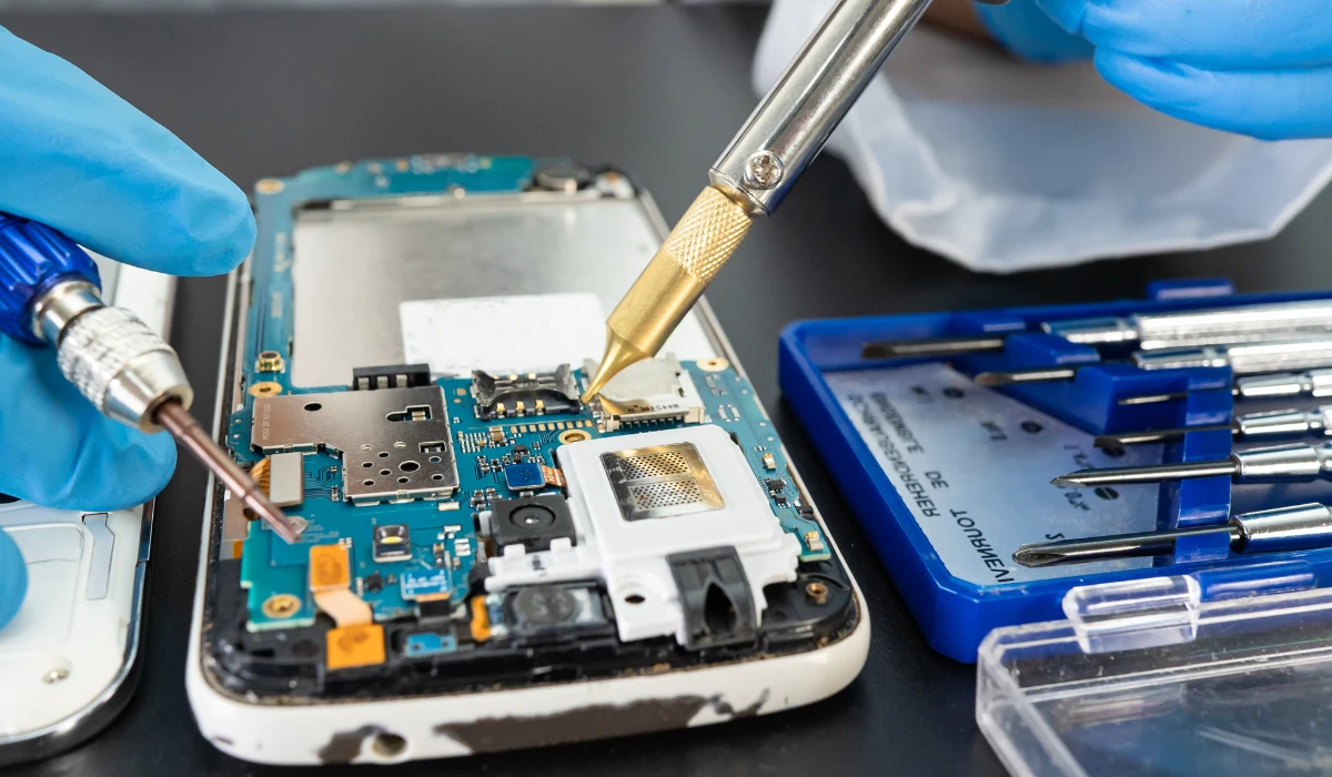Técnico a rever um computador portátil numa oficina, ilustrando o processo de recondicionamento